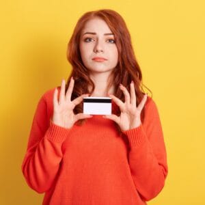 Achetez une yescard prépayée bronze de 300€ avec un plafond de 5000€ et des retraits quotidiens jusqu'à 500 €.