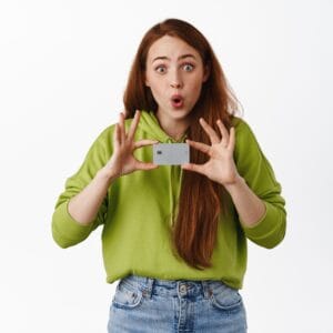 Achetez la Yescard Silver de 600 € avec plafond de 15 000 € et retrait quotidien de 1500 €, parfaite pour financer vos voyages.